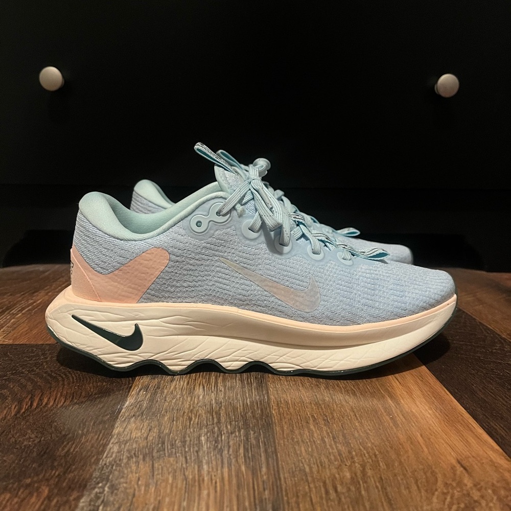 EUC Women’s Nike Motiva Walking Shoe Blue/White/Pink - Picture 2 of 11